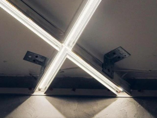 Сатиновый натяжной потолок с точечным светом